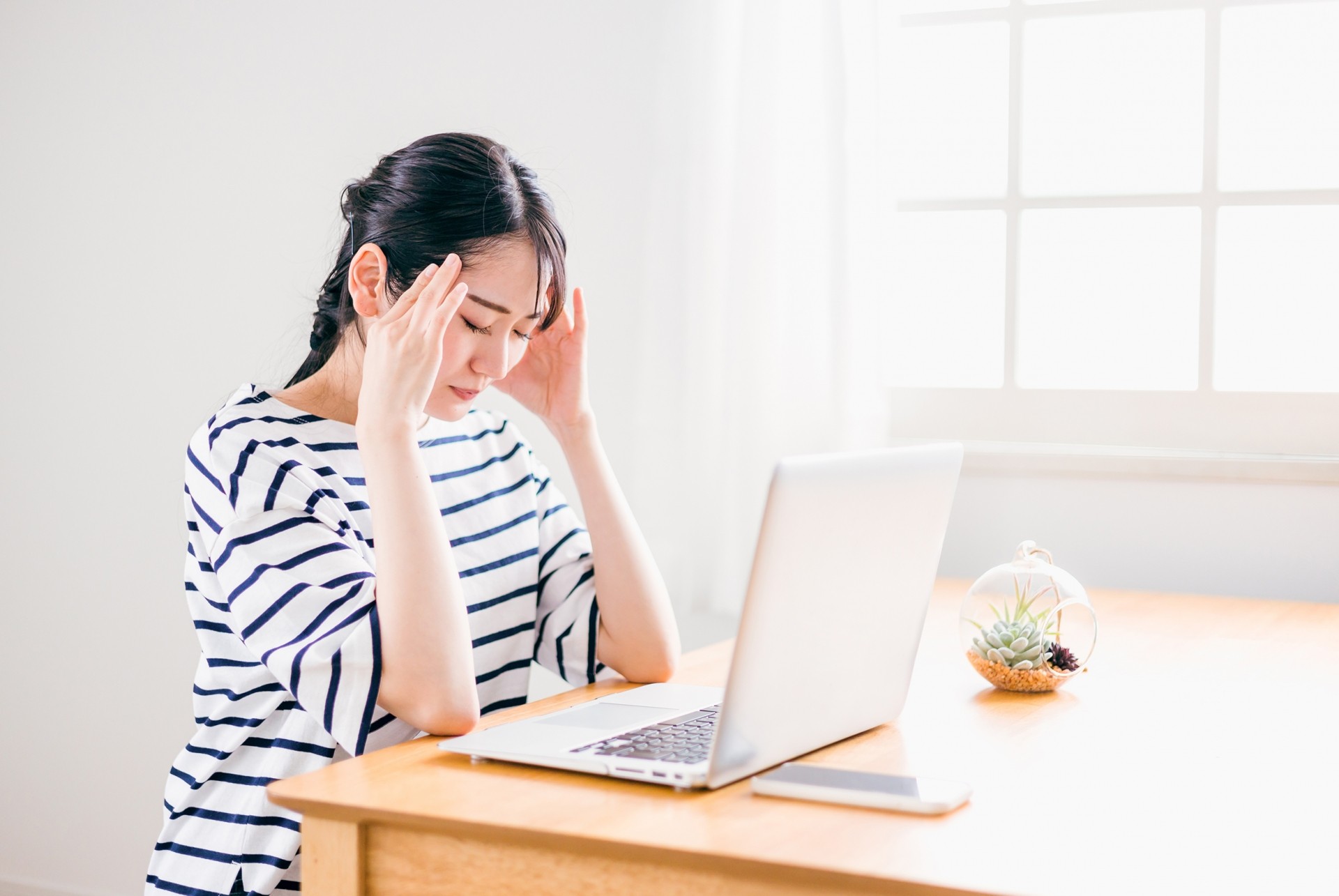 デスクワーク中に片頭痛を発症した女性｜20〜40代の働き盛り世代に多い神経疾患