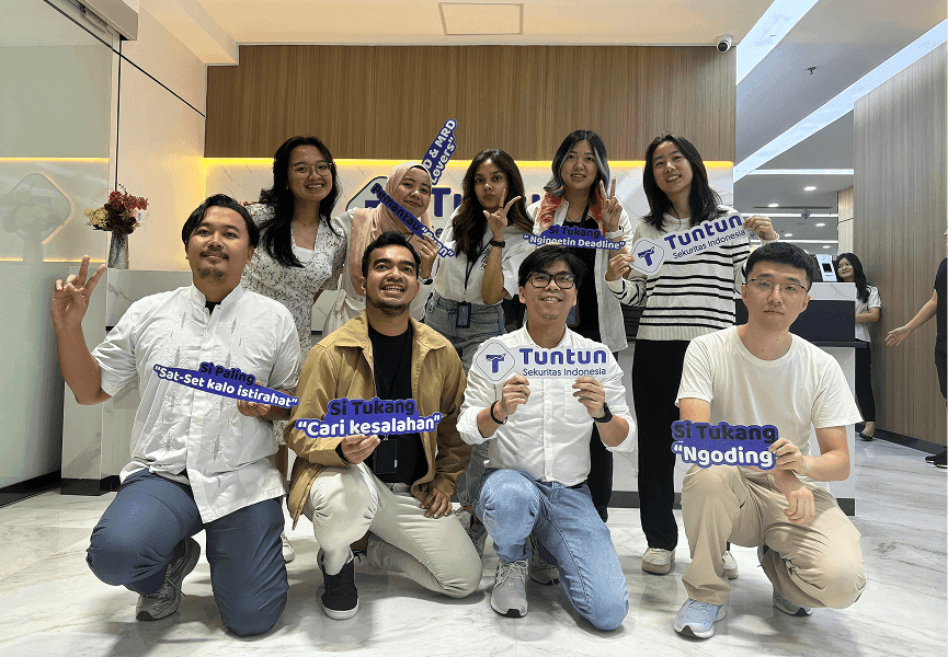 Tuntun Sekuritas product design team working together with Jodith Valerie