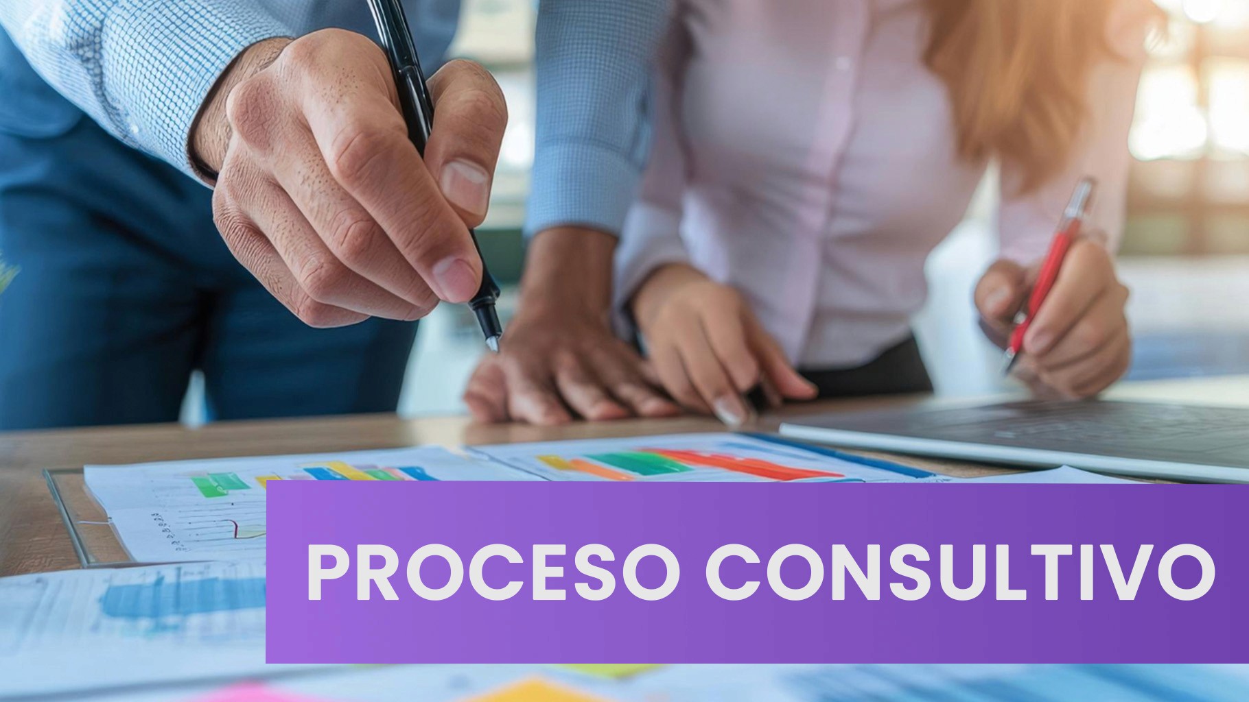 Infografía que muestra las etapas del proceso de venta consultiva en un entorno de oficina minimalista.