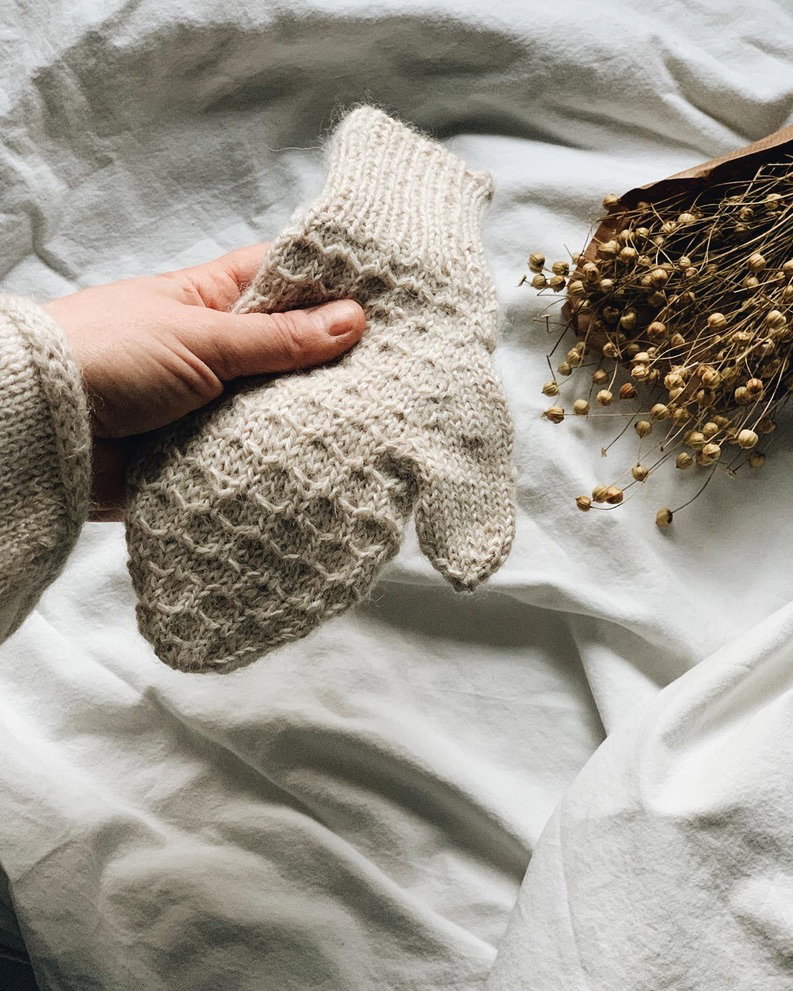 Honey Mittens mini knitting pattern by lene_knit