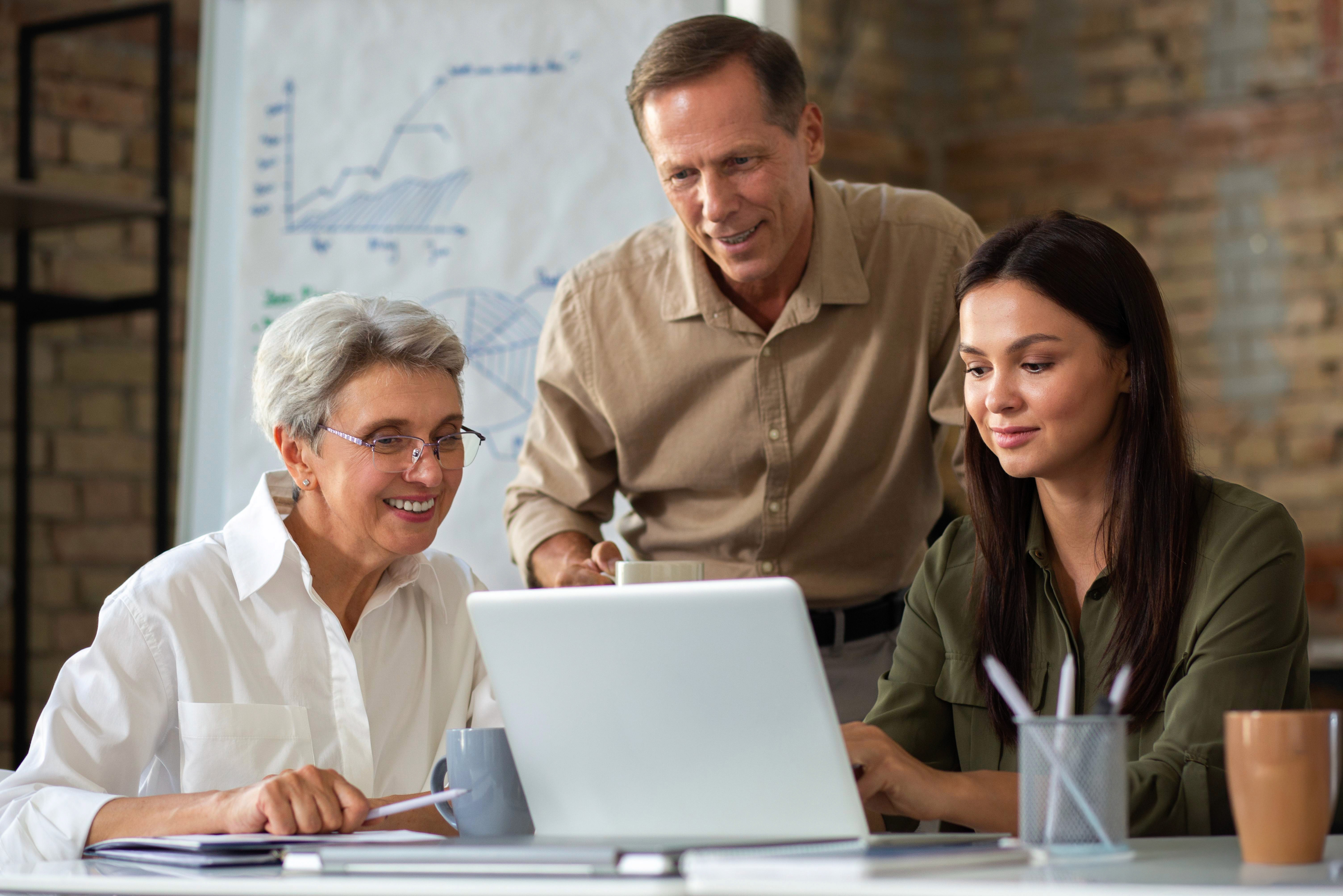 Equipo trabajando con EvoAscensores, un sistema de gestión integral para empresas de ascensores que mejora la eficiencia en empresas de mantenimiento y fabricación de ascensores.