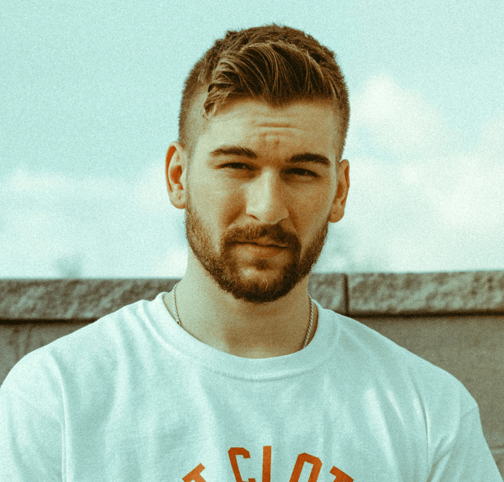 men's white crew-neck shirt