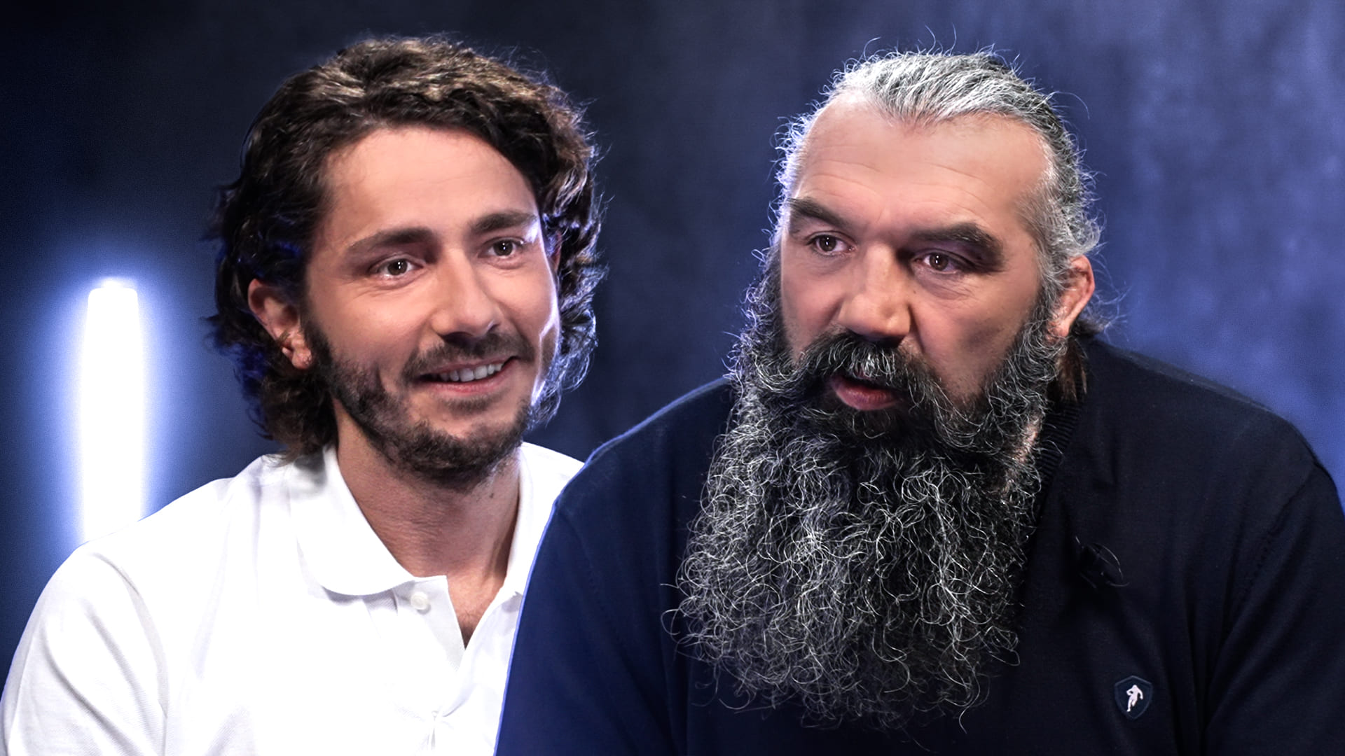 Miniature YouTube réalisée par Nux-Studio pour le média Legend, mettant en scène Guillaume Pley (à gauche, souriant, en polo blanc) et l'ancien rugbyman Sébastien Chabal (à droite, barbe longue et grise, pull foncé). Les deux sujets sont en gros plan, dans un studio sombre éclairé par des teintes bleues, créant un fort contraste. Le visage des sujets est détouré ou mis en évidence pour maximiser l'impact visuel dans le feed YouTube. Cette image est un exemple de direction artistique et de graphisme pour la création de miniatures YouTube (thumbnails) engageantes pour les contenus d'interview et médias digitaux.