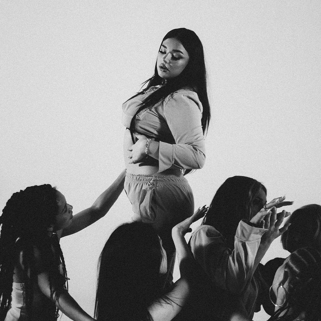 ROTE MÜTZE RAPHI x KATY B DIAMOND x ACHTABAHN - CHLOÉ (OFFICIAL VIDEO), dancer in front of camera, schwarz weiß biod tanz gruppe