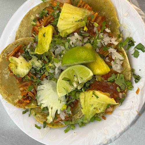 Masarap na tacos al pastor na may pinya at kalamansi.