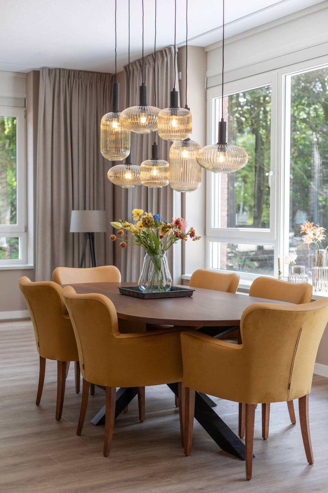 eethoek met gele stoelen 