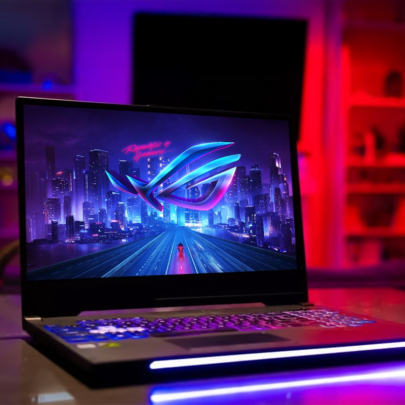 Notebook gamer com iluminação em neon exibindo tela futurista, simbolizando a conquista de tecnologia de alto desempenho pelo consórcio Klubi.