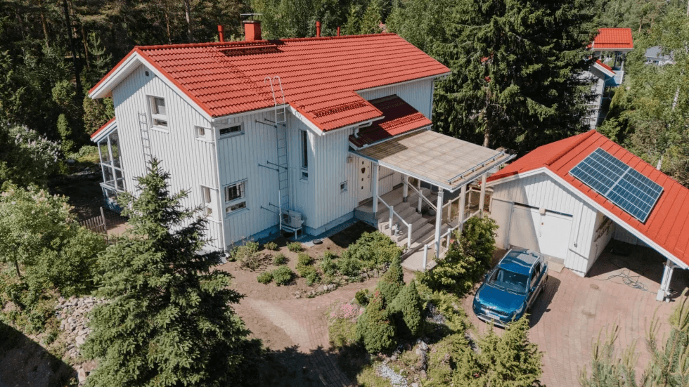 alkoinen omakotitalo, piha ja auto