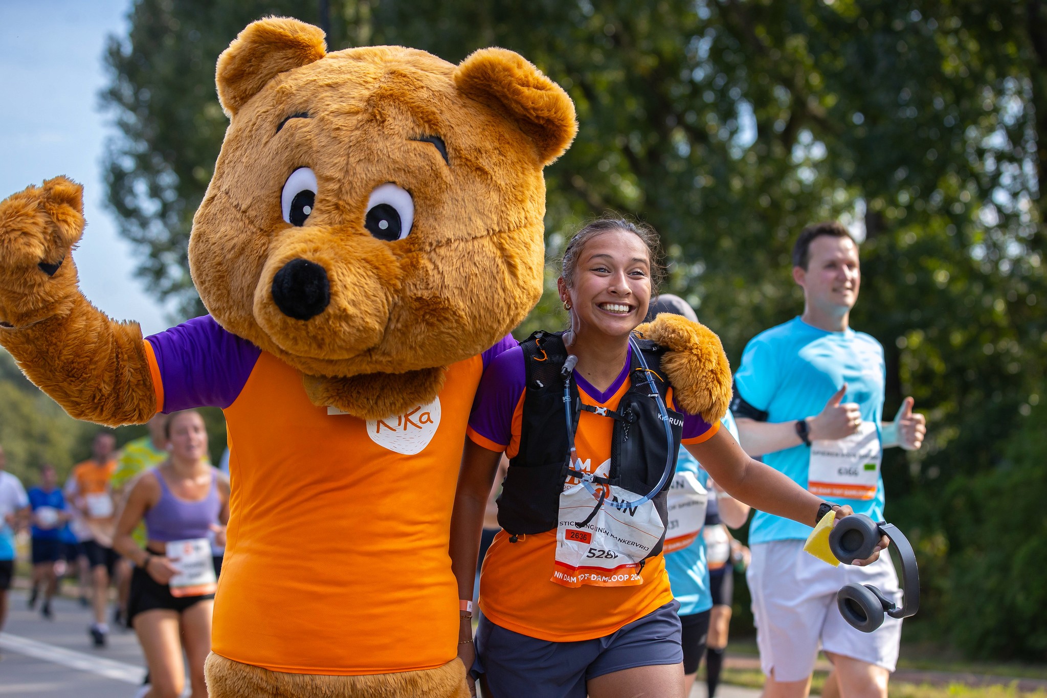 Deelnemer en KiKa beer