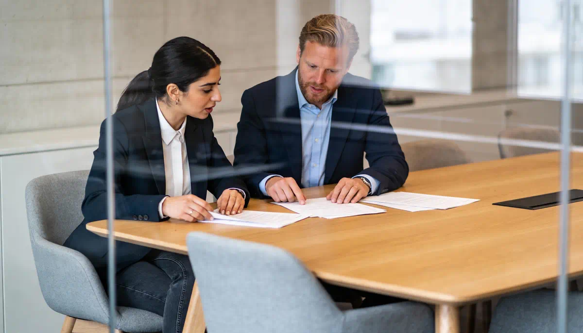 Team in open overleg met duidelijke communicatie en samenwerking.