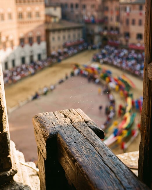 Палио ди Сиена вид с частного балкона Пьяцца дель Кампо скачки