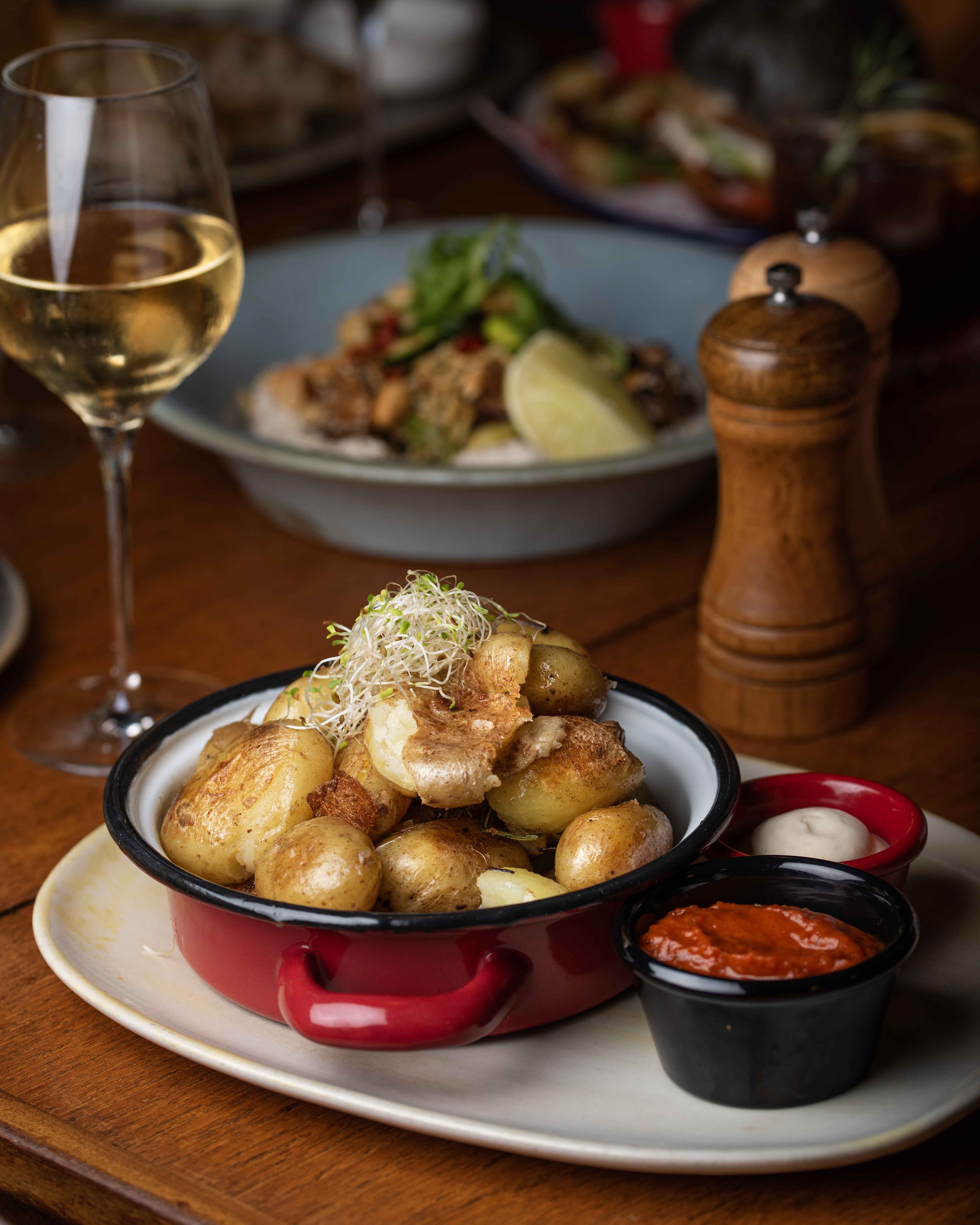 Patatas bravas con salsa brava y alioli en Faire. Tapas & Wine, Eixample Barcelona