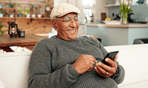 Homme remplissant un questionnaire Aldebaran sur son téléphone