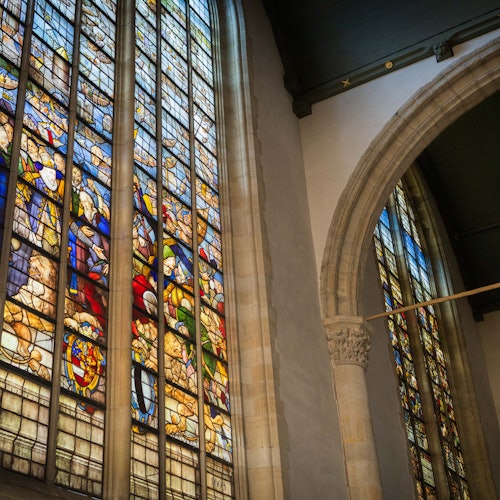 古达玻璃既包括圣经也包括历史的表现,这里有橙色威廉的例子