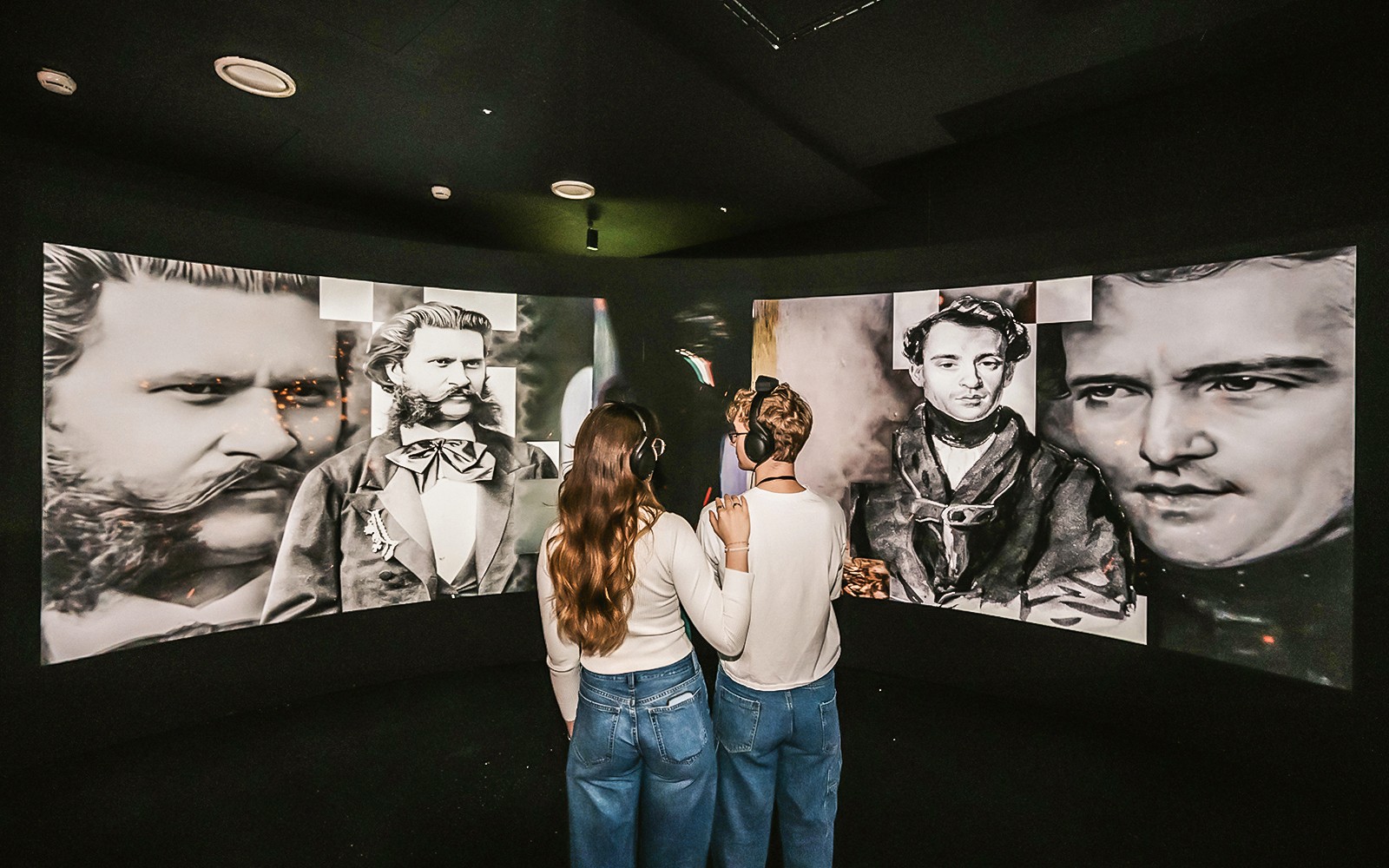 参观者正在欣赏施特劳斯展览，地点在维也纳沉浸式博物馆。