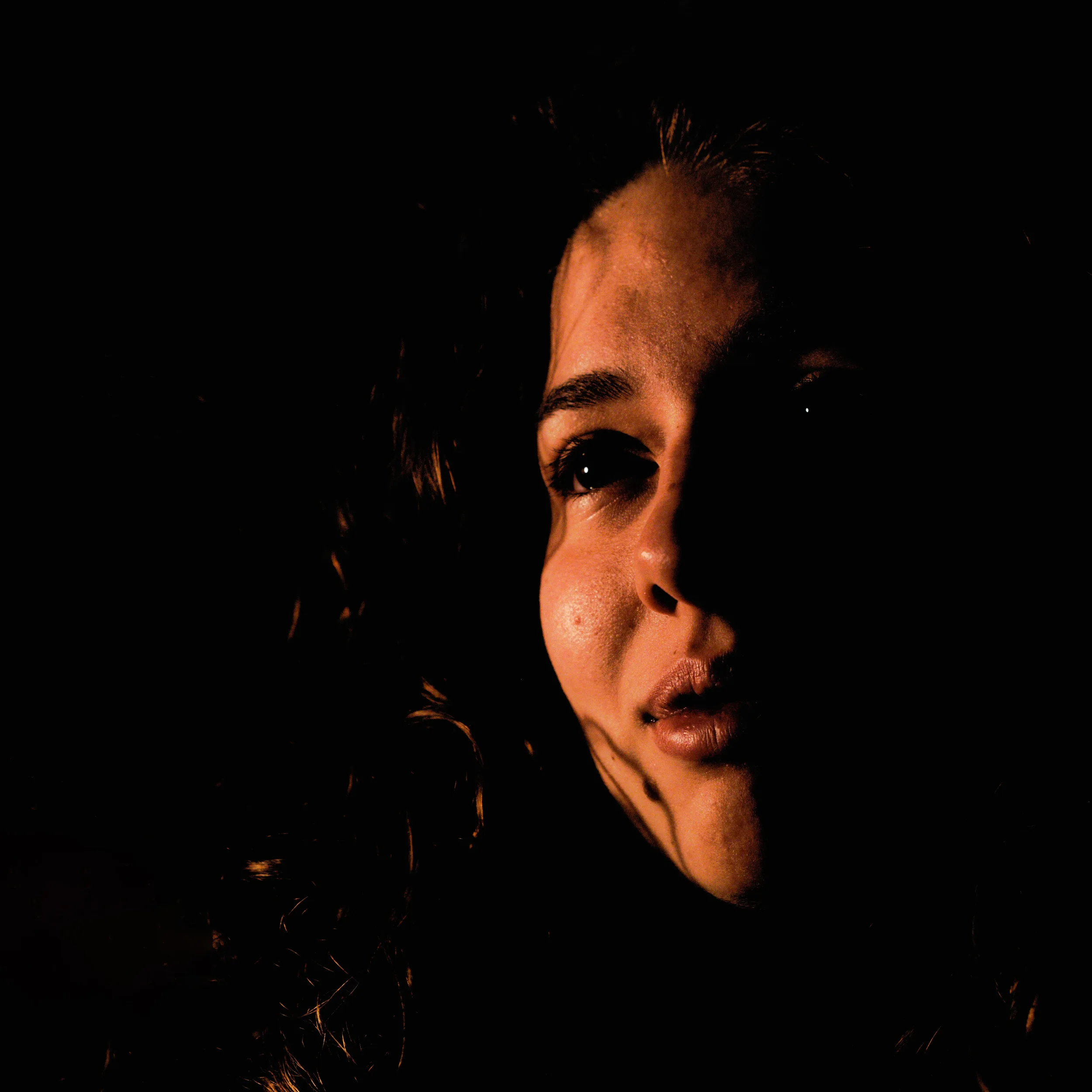 Portrait en clair obscur d'une jeune femme, esthétique caravagienne