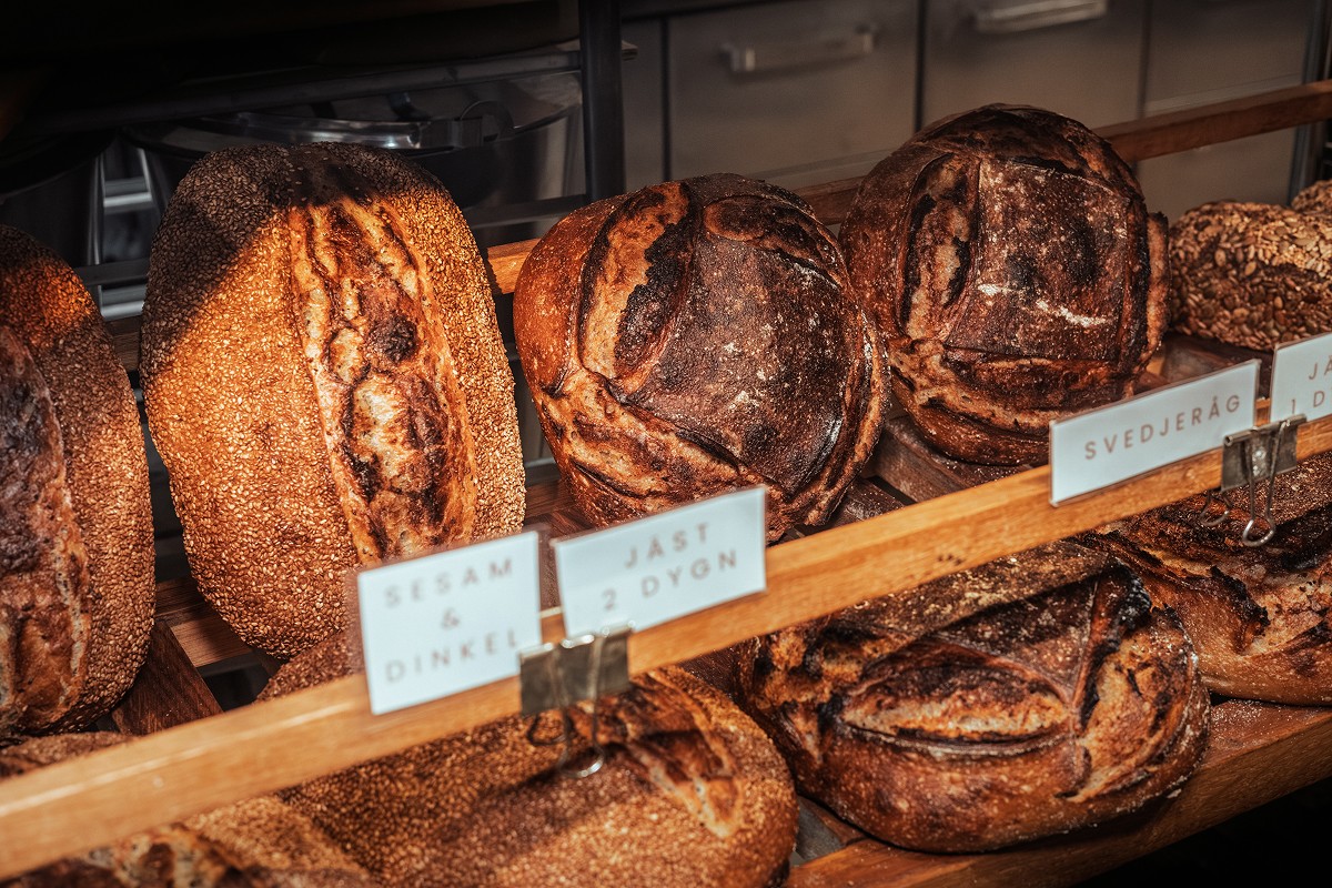 Nybakat surdegsbröd med ost! Frukost/fika från bageri Västerås.