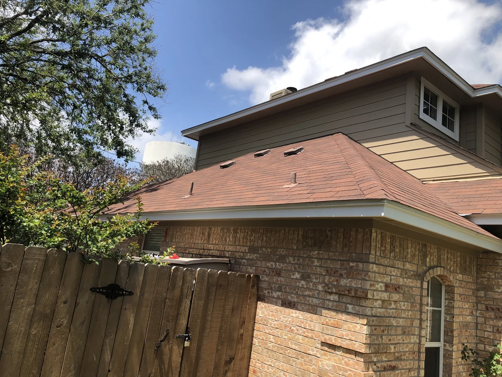 Before replacement: earlier roofing on the same home.