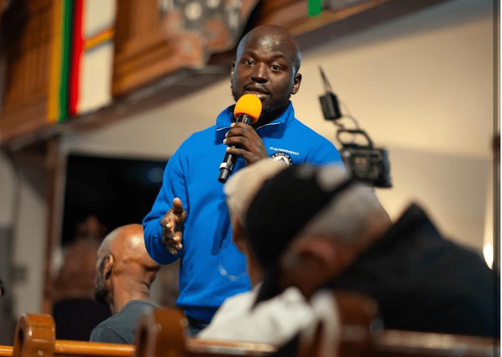 Oye Owolewa addressing residents at a community meeting