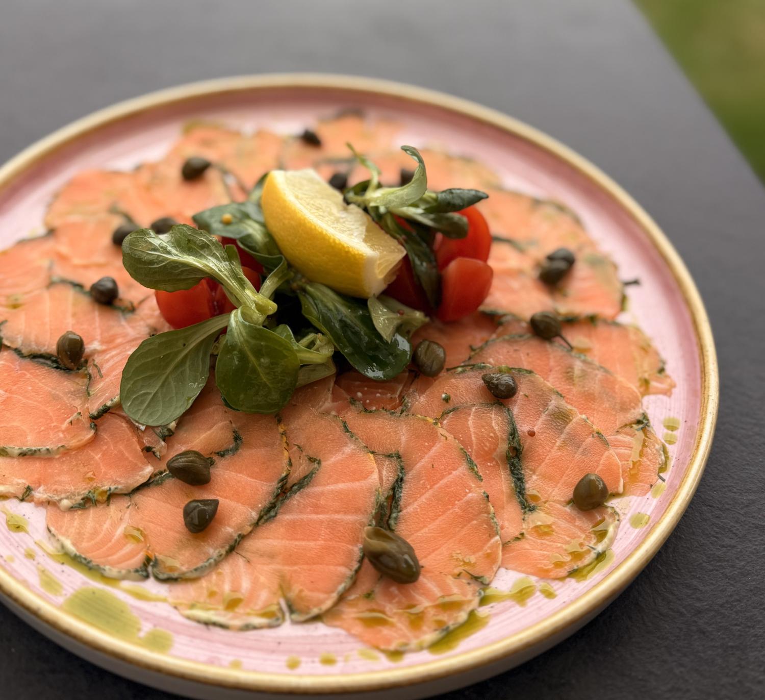 Lekki lunch biznesowy z łososiem podczas spotkania firmowego