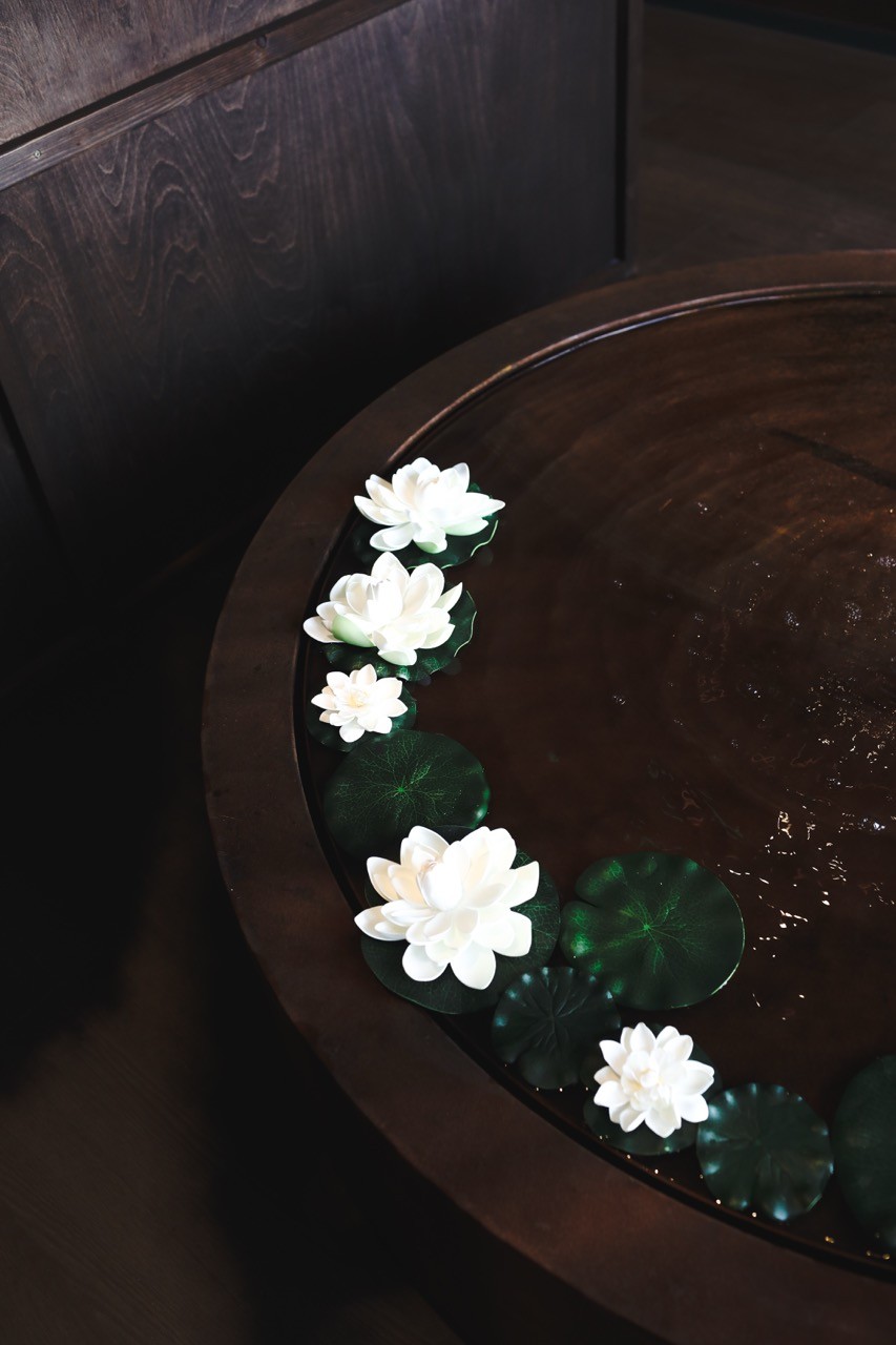 Profesionální thajská masáž a relaxační procedury v salonu tradiční asijské péče LAYA Spa Ritual Praha včetně dekorací