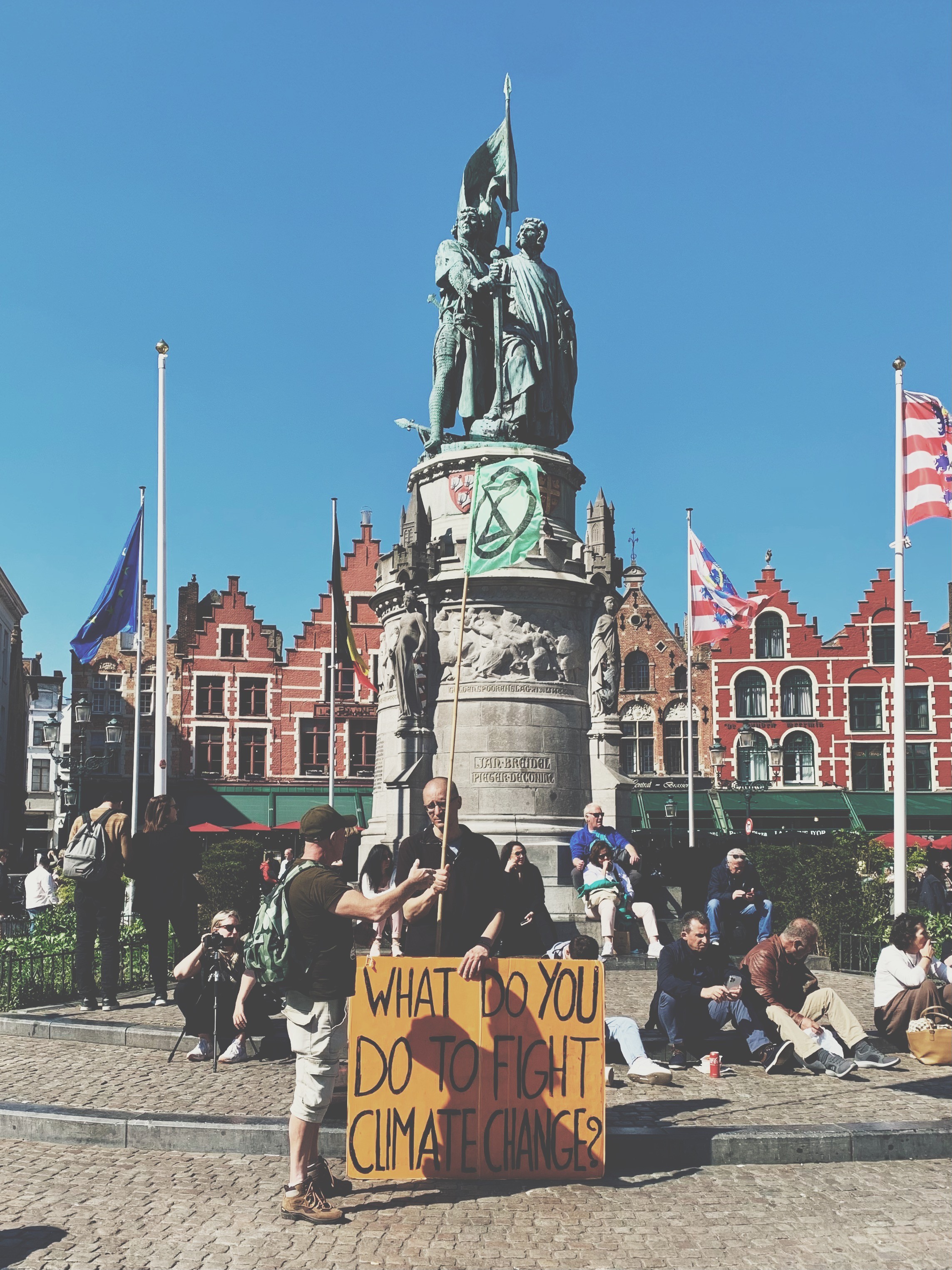 Hombre protestando por el cambio climático en plaza de Brugge en Belgica