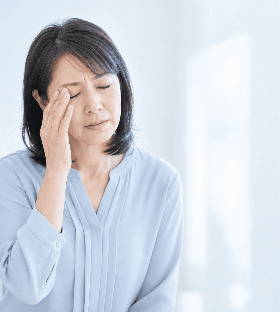 タオルで髪を拭く男性