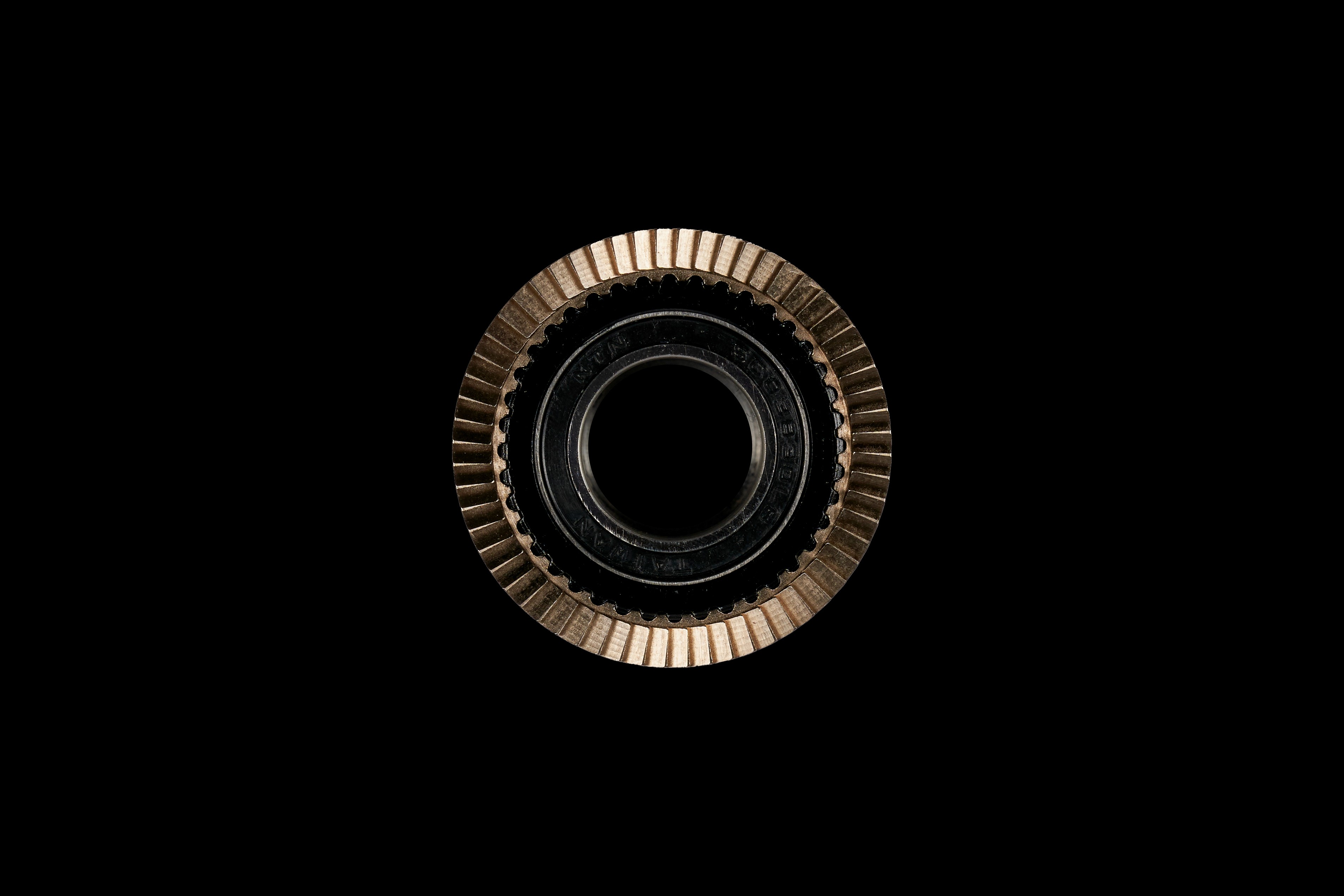 photographie produit packshot composant moyeu cycle sur fond noir