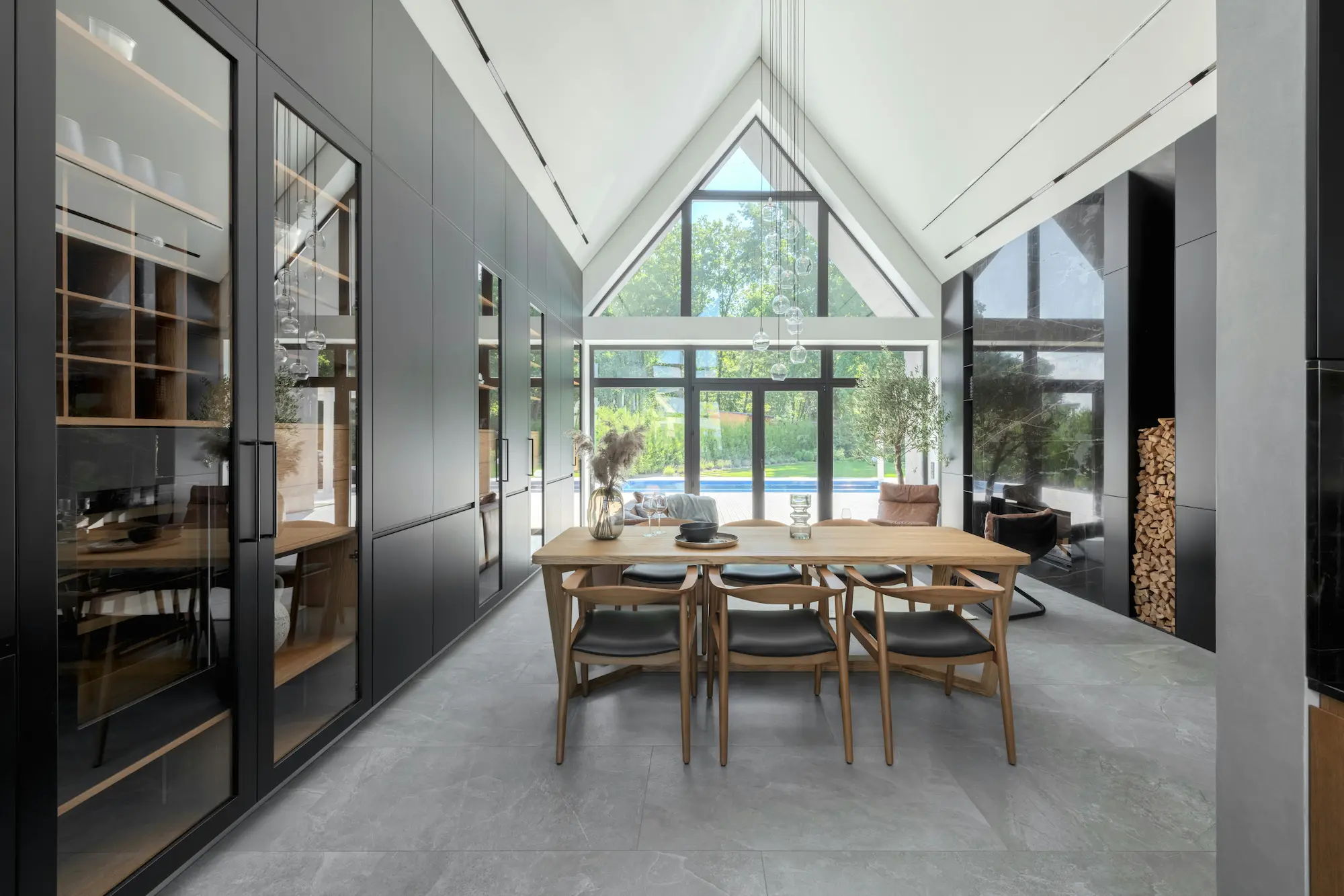 Privates Wohnprojekt mit grossformatigen Bodenplatten und grossen Fensterfronten