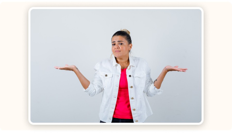 Femme haussant épaules, mains ouvertes, expression confuse face situation.