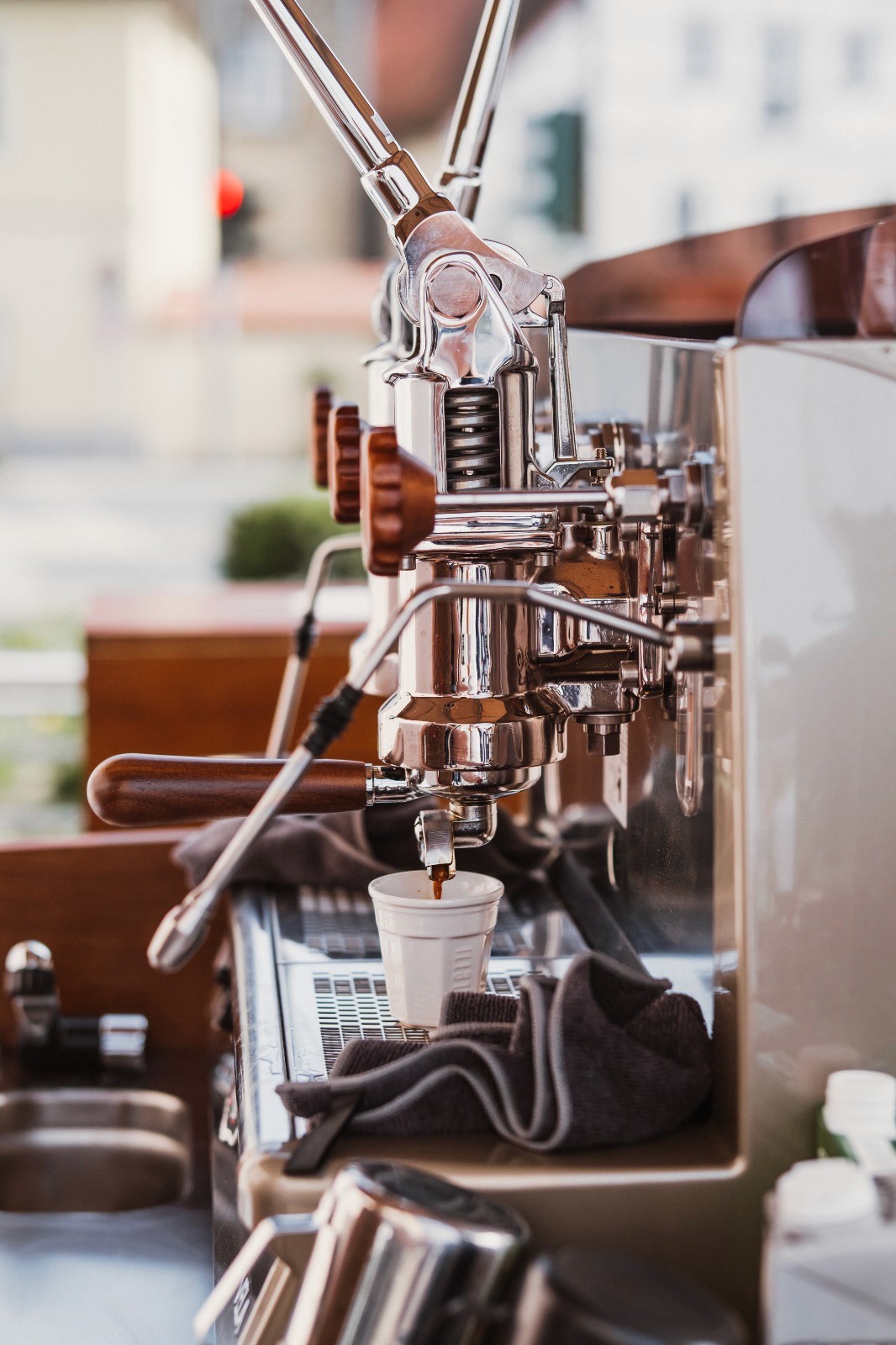 Seitenansicht des 'Bens Beans' Kaffee-Fahrrads mit Kaffeemaschine.