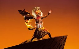 Simba auf dem Königsfelsen in Der König der Löwen im Lyceum Theatre in London