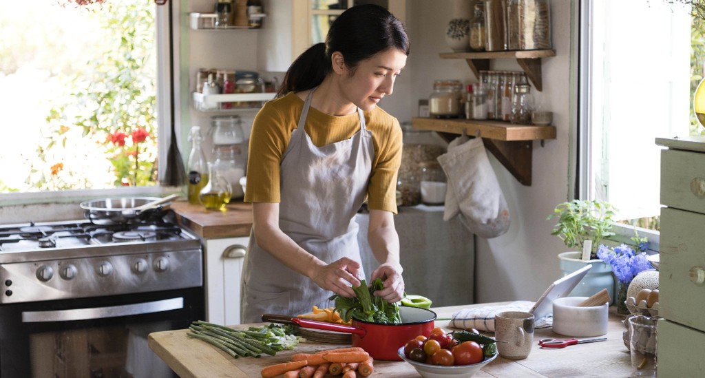 How to Season Food Without Salt (Plus Alternatives) Season