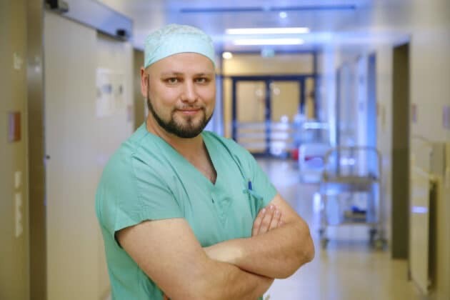 Dr. Kostja Steiner im klinischen Umfeld