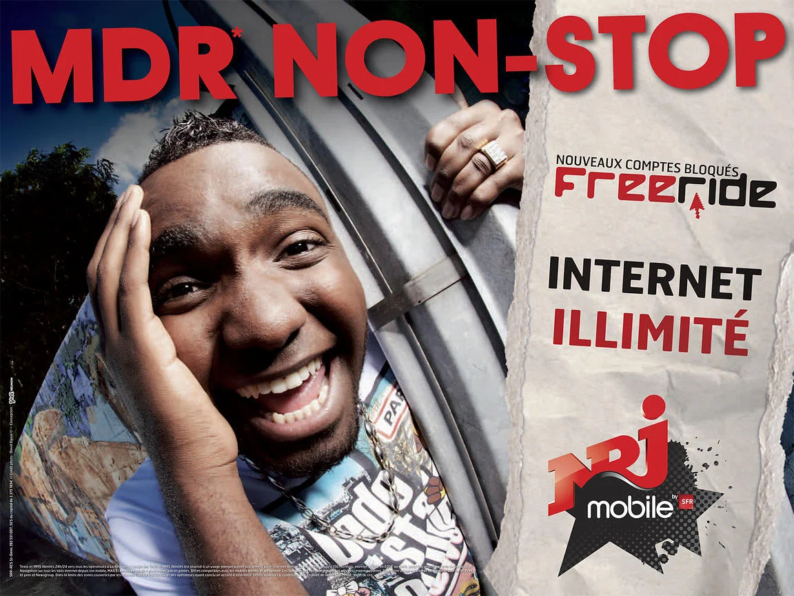 Campagne d'affichage publicitaire 4x3 humoristique pour NRJ Mobile La Réunion, portrait studio