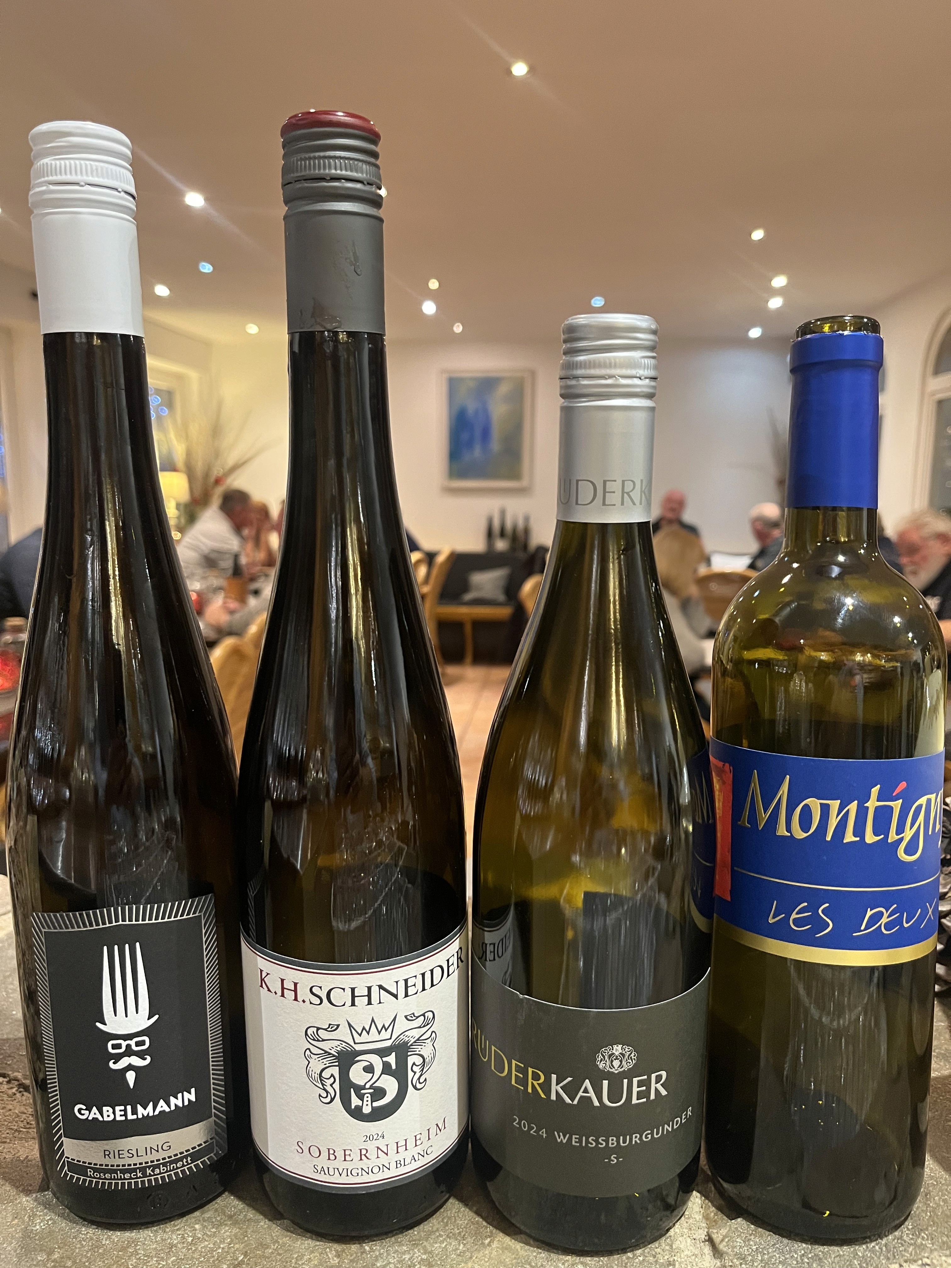 Vier Flaschen Nahe Wein.