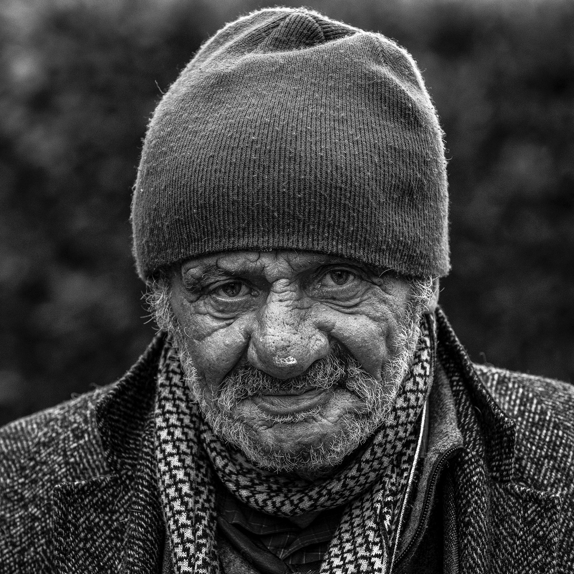 Frederic Bourcier, photographe documentaire, réalise des portraits d’un sans domicile fixe qui vient régulièrement lui rendre visite à son atelier. A travers ces photos, on peut voir les saisons , son humeur et surtout son état de fatigue.