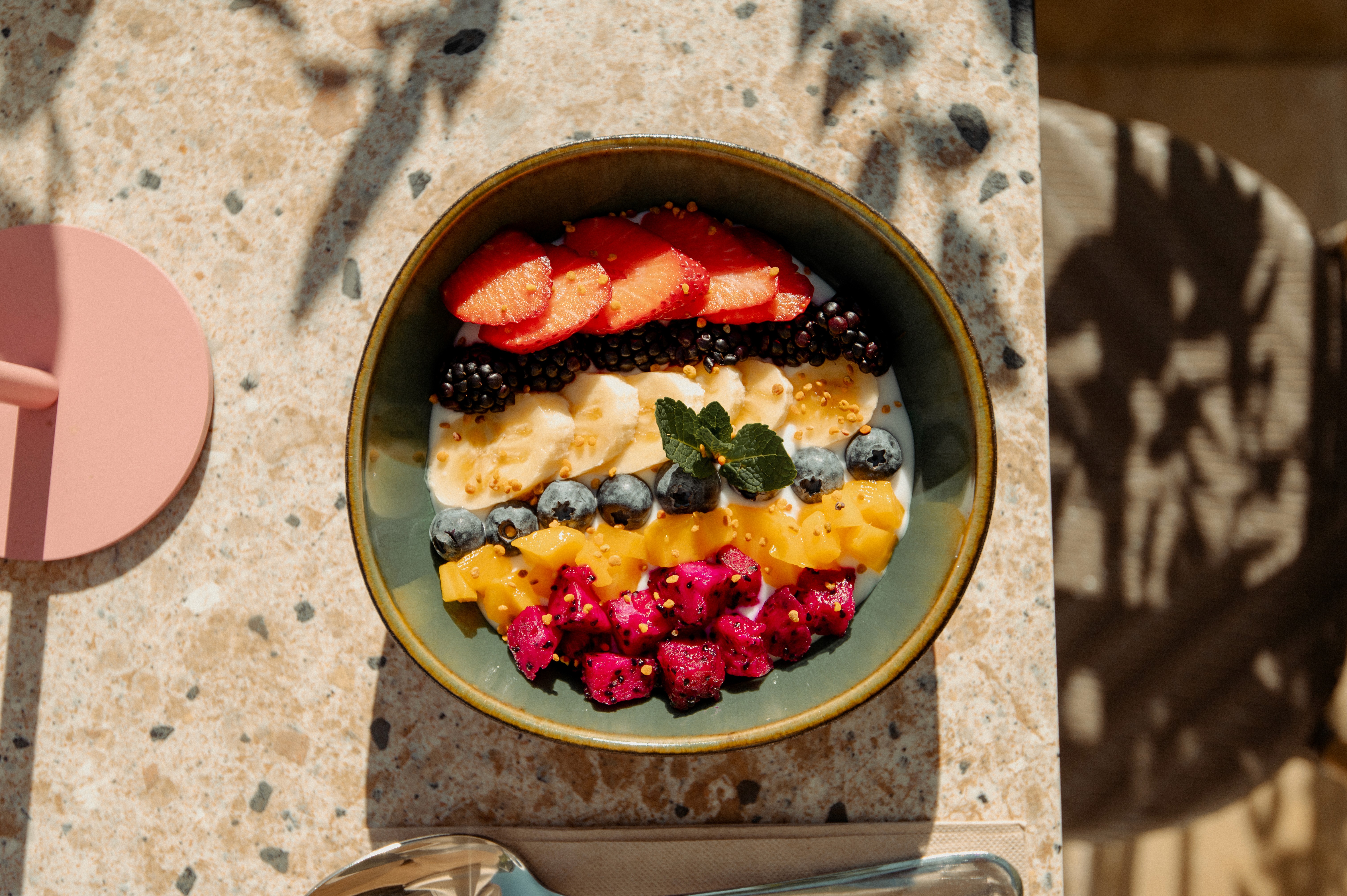 vista-aérea-amplia-de-una-villa-moderna-costera-mediterránea