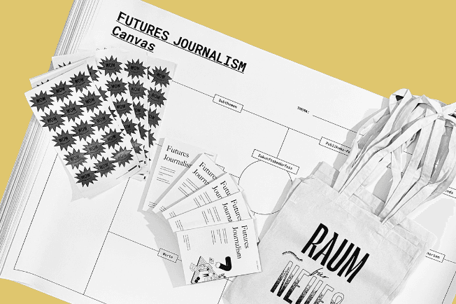 Workshopmaterial für Futures Journalism: Futures Journalism Canvas, Playbook Futures Journalism, Sticker, Tote-Bag
