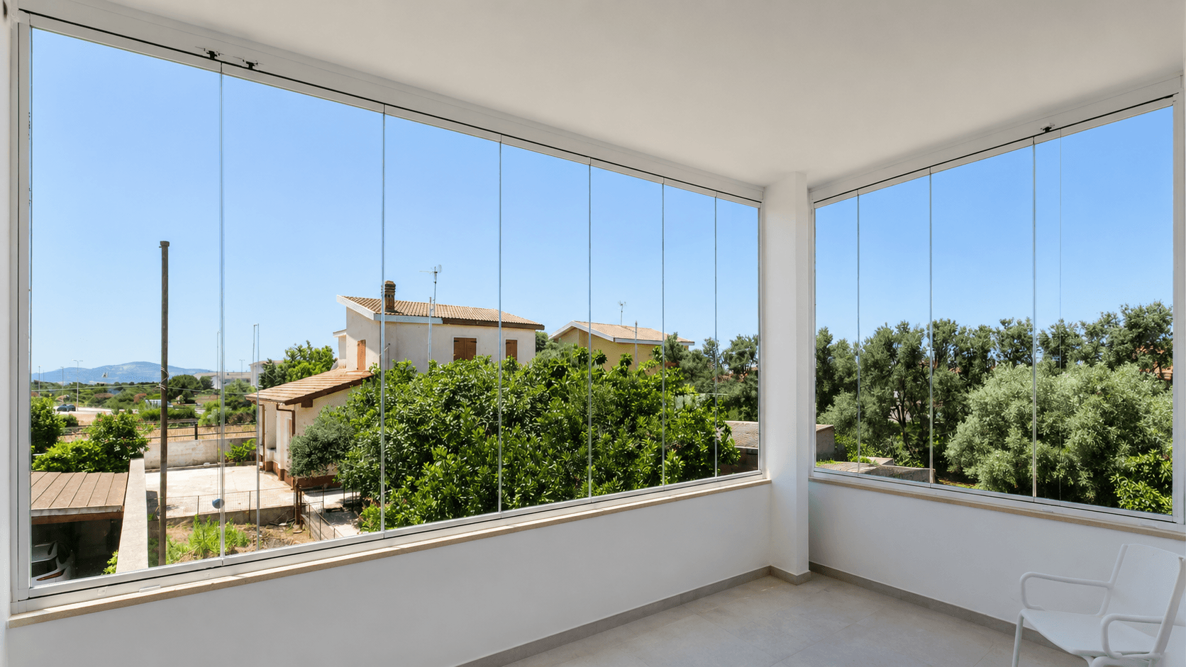 Balcone trasformato con vetrata panoramica VEPA ForteVetro senza profili verticali, più luminoso e protetto dagli agenti atmosferici.