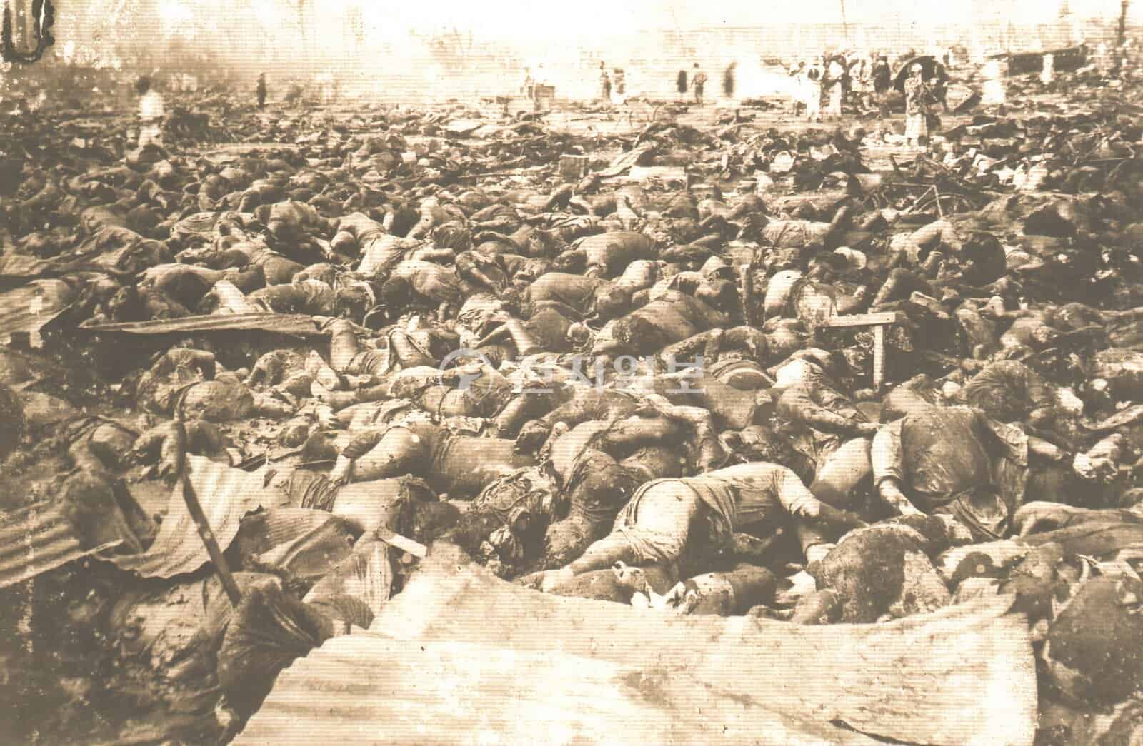 Ảnh lịch sử vụ thảm sát Quan Đông 1923. Rất nhiều thi thể được tập trung tại một chỗ cho thấy đây là hành vi thảm sát hơn là nạn nhân của động đất. Hành vi này cũng đi ngược lại văn hóa tang lễ của Nhật Bản.