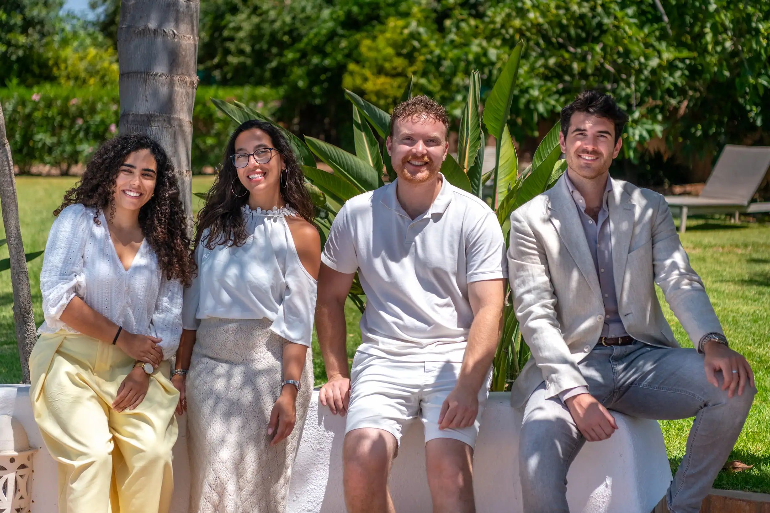 Het team van Vastgoed Portugal in een tuin in de Algarve