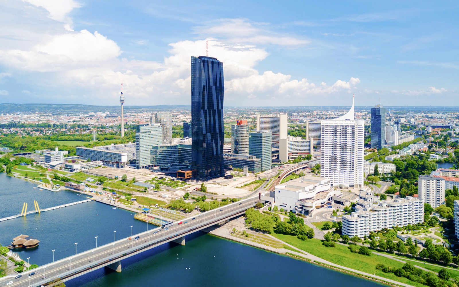 Pemandangan kota Vienna dengan DC Tower I dan Sungai Danube, Austria.