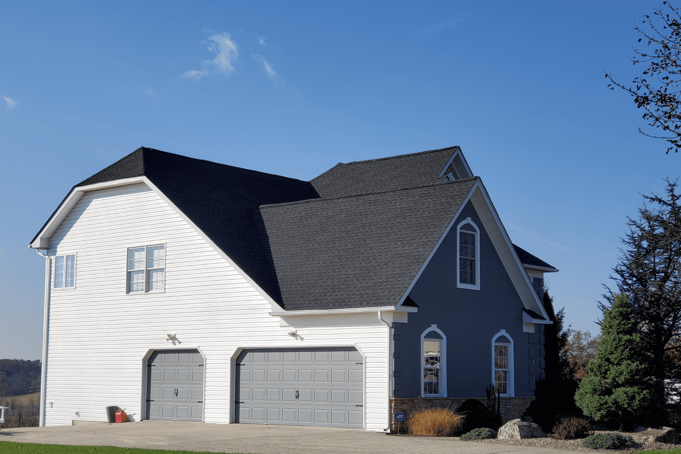 GAF Charcoal roof installed on beautiful home in Kansas City, Missouri