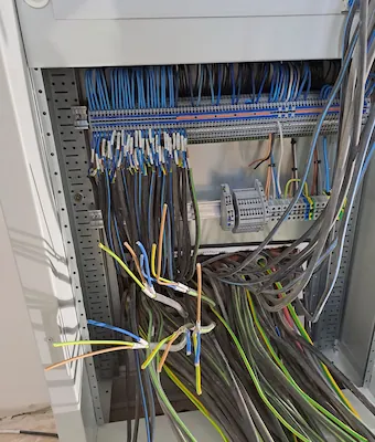 Detail zapojení svorkovnice v elektrickém rozvaděči.