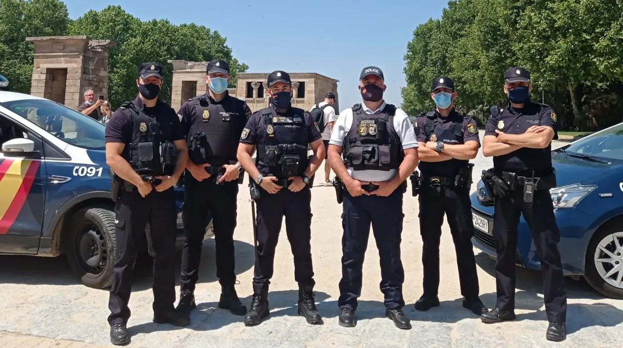 unos agentes de policía posando en una foto