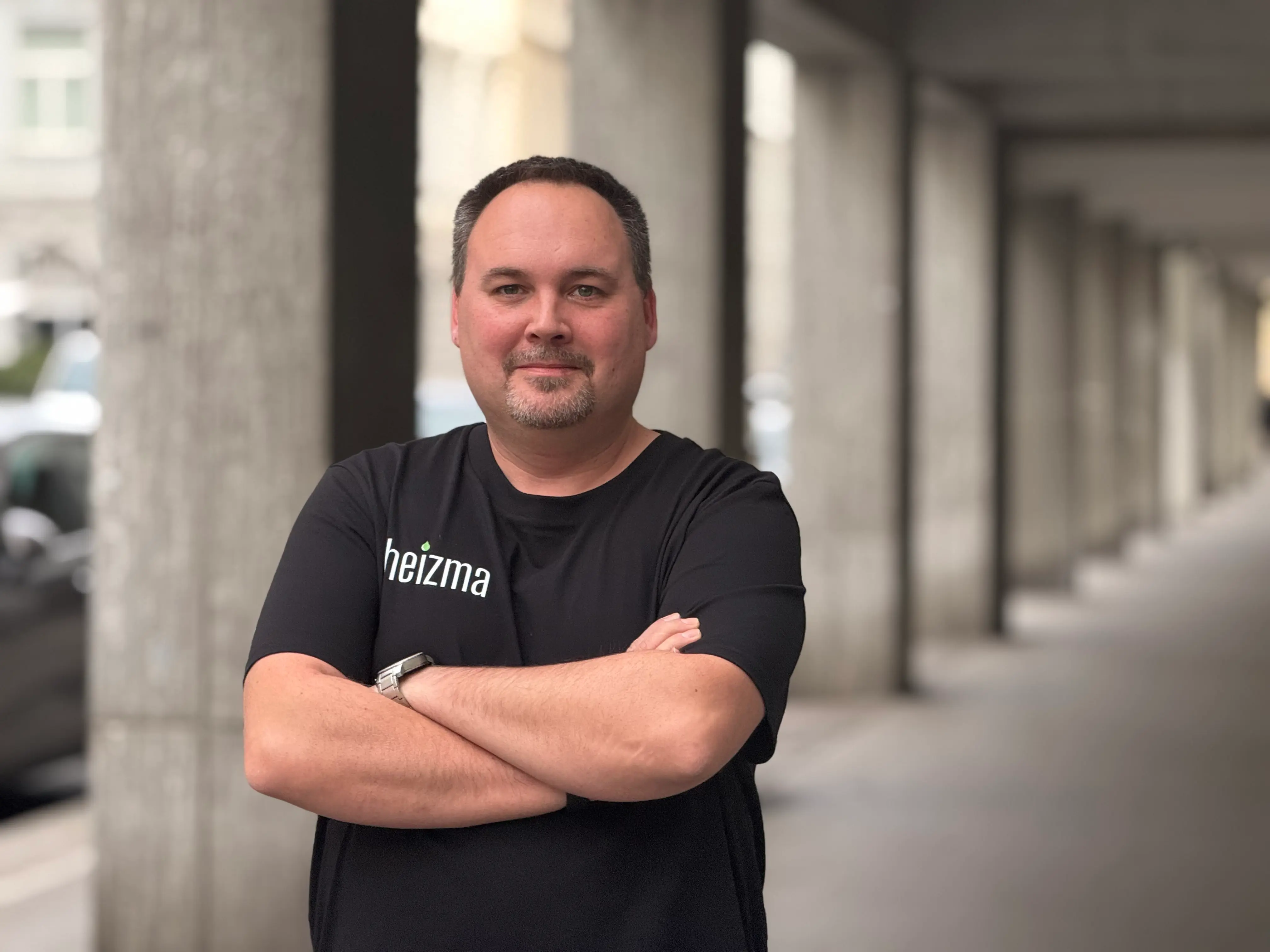 Die drei Heizma-Gründer in Heizma-Hoodies lächeln in die Kamera