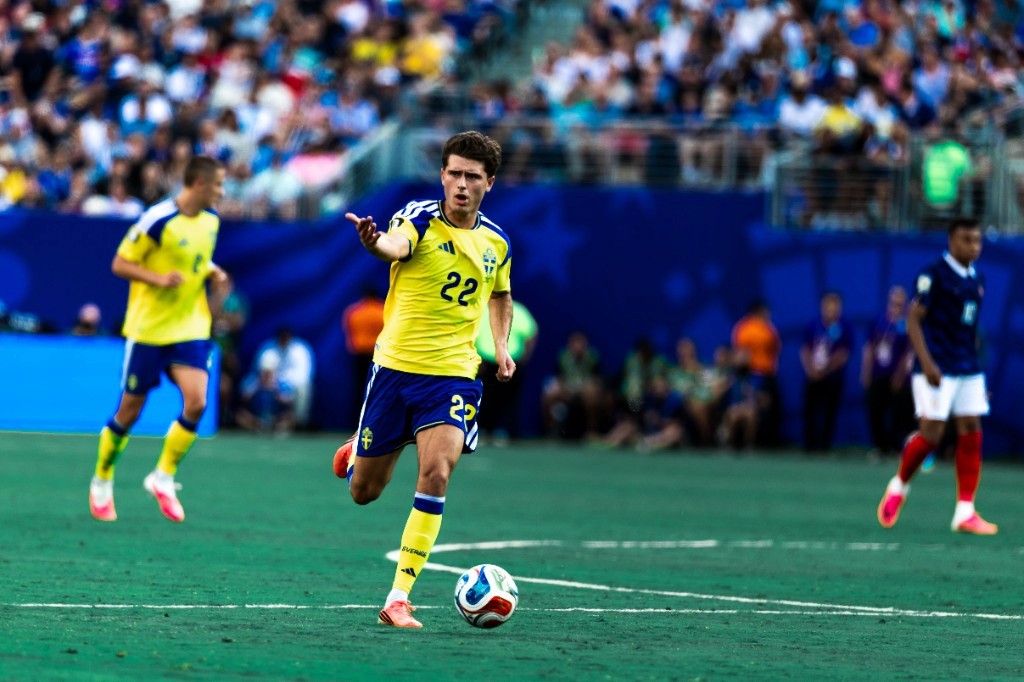 Sweden's number 22 dribbles in midfield during the World Cup Round of 32 against France