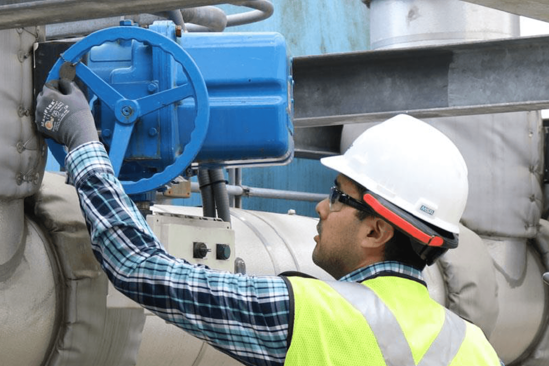 An industrial worker wearing a RealWear Navigator Z1 at work