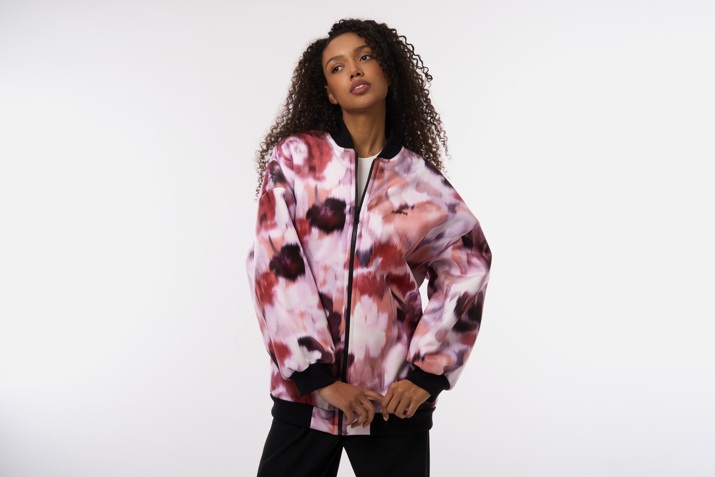 Apģērbu produktu fotogrāfija ar modeli studijā, lifestyle stila reklāmas attēls modes un e-komercijas zīmolam